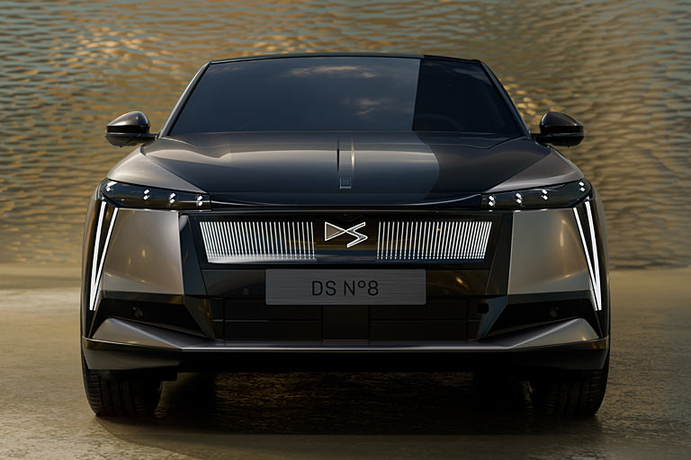 Das Design setzt auf eine Mischung aus schlichter Eleganz und wenig zeitlosen Hinguckeffekten, an der Front etwa mit aufflliger Lichtgrafik und beleuchtetem Grill