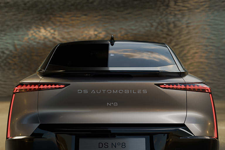 Wie bereits berichtet, gibt es eine neue Nomenklatur und den Wegfall des hinteren Logos. Der Kofferraum schluckt 620 Liter