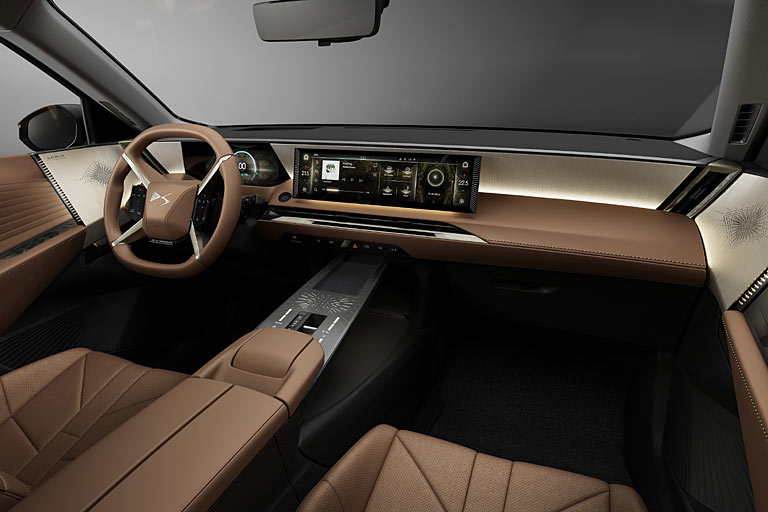 Das Interieur ist clean gestaltet. Die Lftungsdsen sind nahezu unsichtbar integriert. Die beiden Bildschirme messen 10,25 und 16 Zoll, das fehlende Beifahrer-Display drfte kaum jemand ernsthaft vermissen