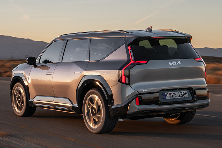 Auch der GT ist siebensitzig und kann 2,5 Tonnen an den Haken nehmen