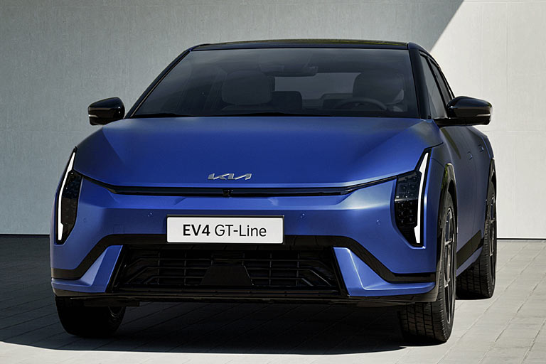 Wie sympathisch, dass Kia das Auto nicht nur in der Topversion zeigt wie hier (GT-line). Zu den Wettbewerbern gehrt u.a. ein BMW i4 und der knftige Mercedes CLA