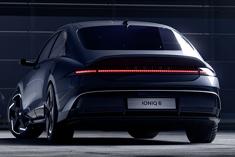 Am Heck zeigt sich die durchgehende Lichtleiste nun dunkel eingefrbt und die Zusatzleuchten in der vernderten Schrze horizontal statt vertikal integriert