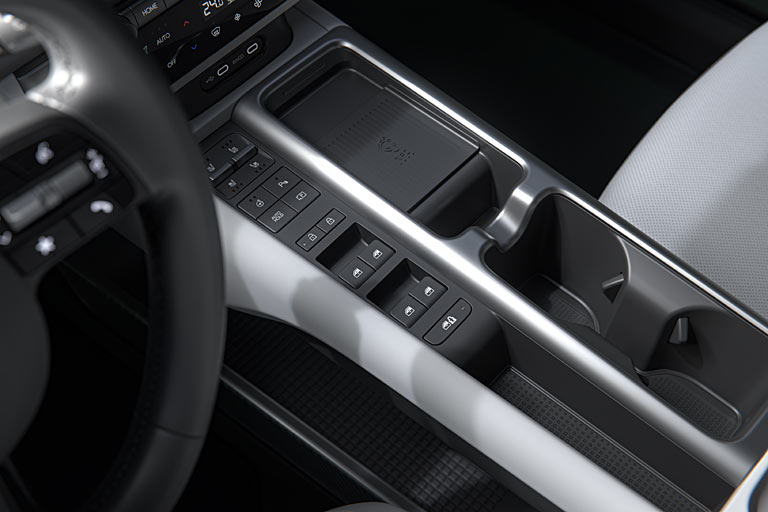 Im Interieur gibt es Vernderungen an Lenkrad, Trverkleidungen, Klimabedieneinheit und Mittelkonsole. Es bleibt bei praktischen echten Schaltern
