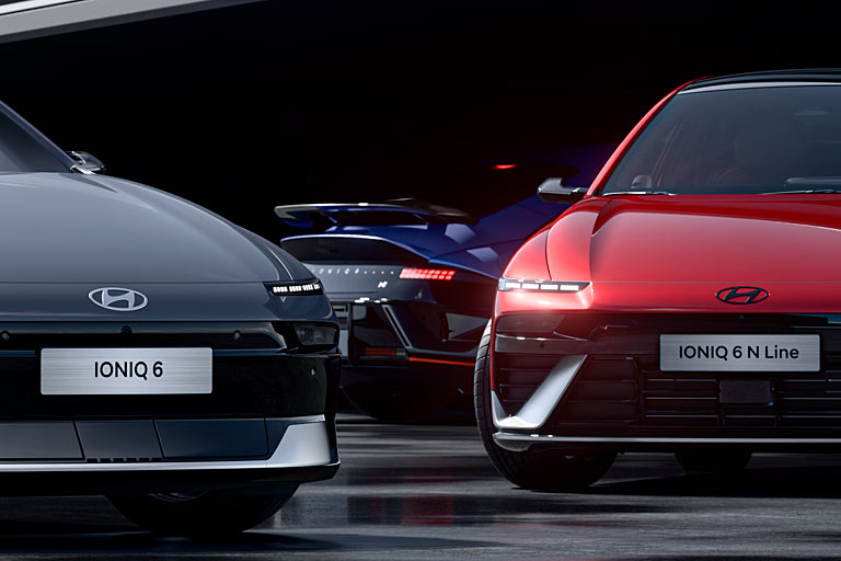 Im Hintergrund ist auch schon der Ioniq 6 N zu sehen, der im Sommer vorgestellt wird: Mchtig stark, mchtig auffllig, mchtig teuer