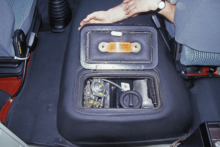 Die ab 1983 etwas schrger eingebauten Motoren erlaubten einen flacheren und weiter nach hinten gerckten Motorkasten. Die nicht unbliche Einbaulage zwischen den Sitzen vergrert gegenber dem Heckmotor das Ladevolumen