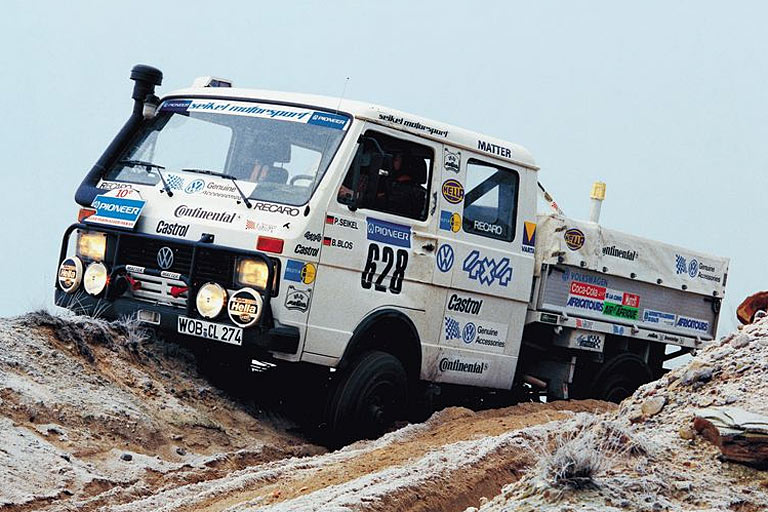 1983 erfolgt auch die Umstellung auf rechteckige Scheinwerfer. In den spten 1980er-Jahren nahm der LT mit zuschaltbaren Allradantrieb an der Rallye Paris — Dakar teil
