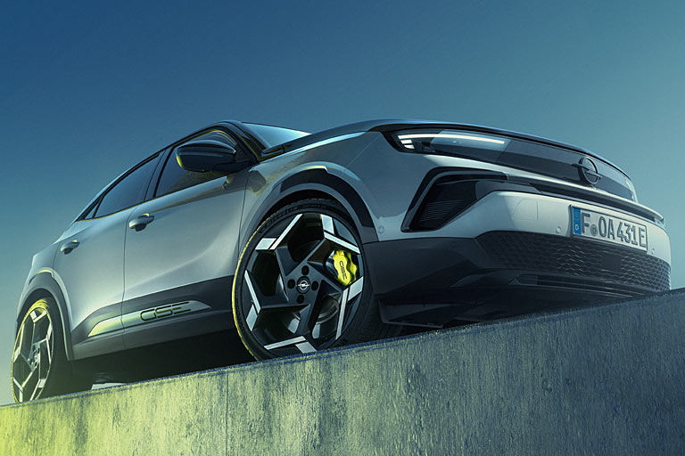 Die neongelben Bremssttel und der groe Schriftzug sind real, die gelben Reifen oder Spiegeldetails natrlich nur eine Fingerbung des Photoshoppers im Opel-Marketing. Die Rder sind 20 Zoll gro