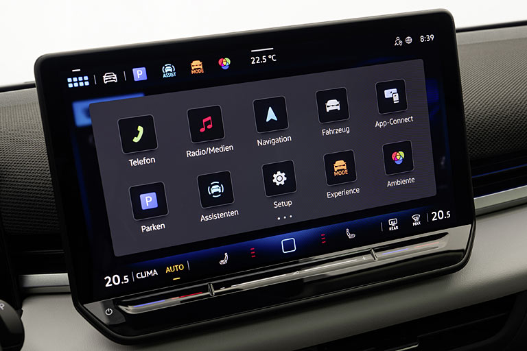 Nur das groe aufpreispflichtige Infotainmentsystem kann gegen weiteren Aufpreis mit Navigation und Sprachsteuerung ausgestattet werden. Die Klimabedienung ist noch immer nicht so intuitiv mglich wie vor dem Facelift im Vorgnger