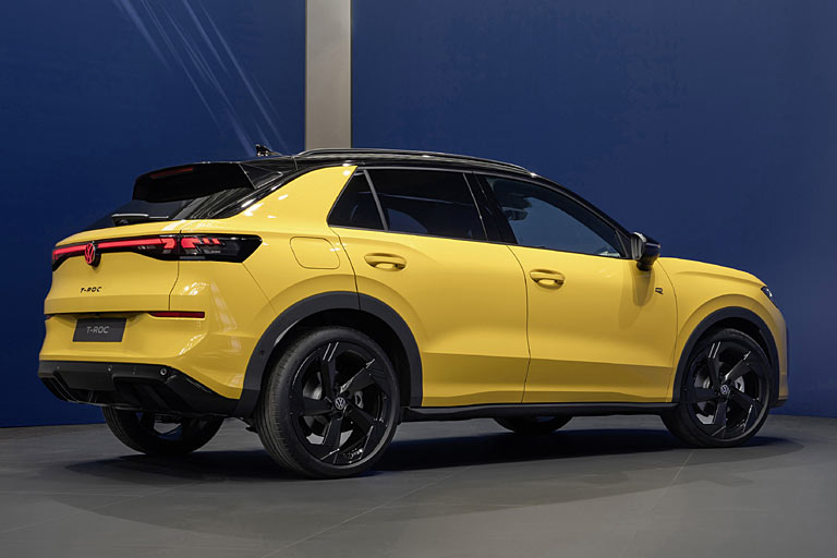 Am Heck gibt es die bei VW inzwischen unvermeidliche durchgehende Lichtleiste