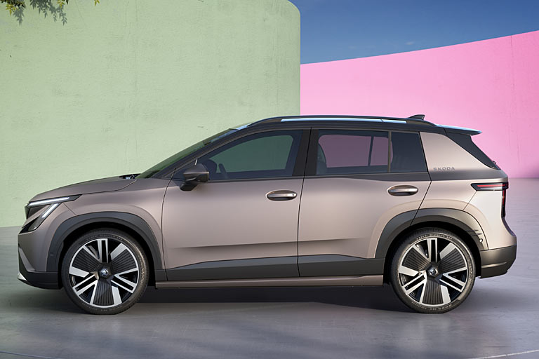 Gerade Flchen, klassische Trgriffe, keine Spielereien: Das Auto ist ziemlich gelungen. Whrend das unverdeckte Trschloss wohl wirklich so kommt, drfte der Schriftzug auf der C-Sule ebenso verschwinden wie »