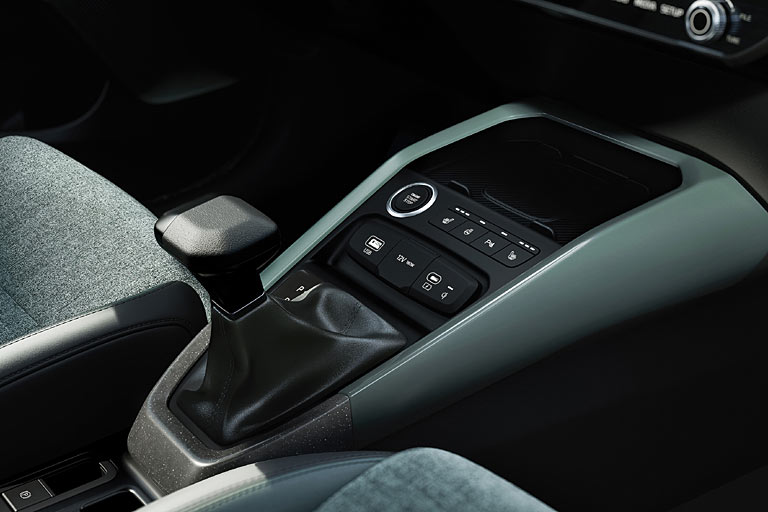 Der Whlhebel ist neu, htte aber schner werden knnen. USB-A braucht kein Mensch mehr, es strt nur das Auge. In der Ladeschale liegt das Handy vllig praxisfremd quer