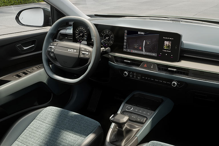 Im grnen Fotomodell gibt es ein Zwei-Speichen-Lenkrad und farbliches passendes Ambiente