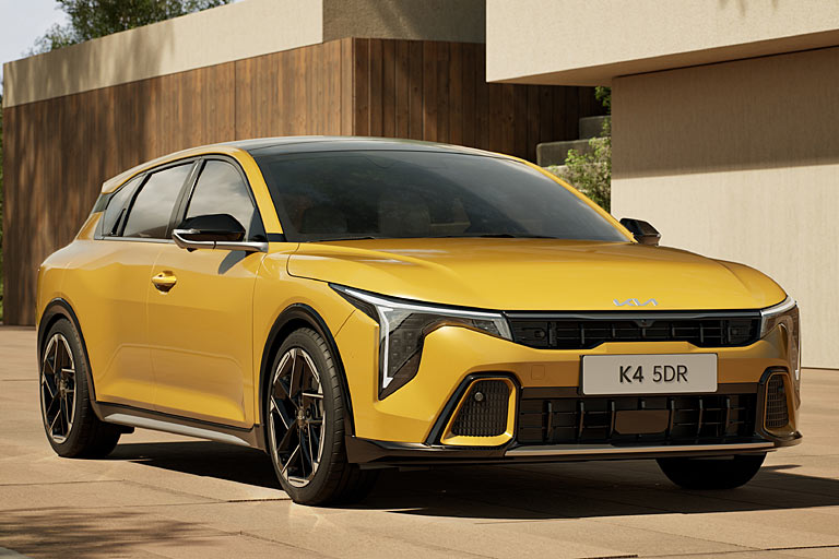 Gestatten, Kia K4. Mit 4,44 Metern Länge ist das Auto schon etwas übers Kompaktmaß hinausgewachsen. Die ersten Bilder zeigen das Topmodell GT-Line