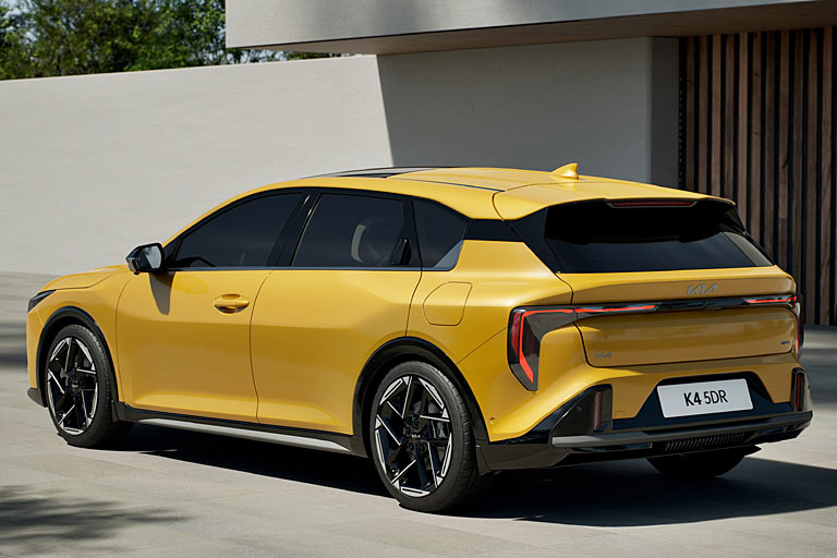 Die Tankklappe sitzt auf der falschen Seite. Für den Antrieb sorgen je ein Drei- und Vierzylinder-Benziner, die maximal mildhybridisiert sind und zwischen 115 und 180 PS leisten