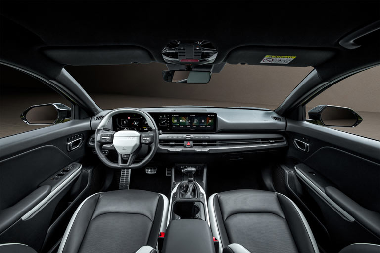 Das Interieur ist Kia-typisch gestaltet, und das ist nicht negativ gemeint. Weil das Basismodell tatsächlich noch &raquo;handgerissen&laquo; verkauft wird, sitzt auch der (nur mittelschöne) Wählhebel klassisch auf dem Mitteltunnel