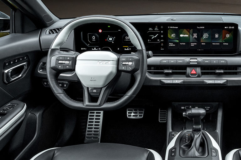 Nochmal das Cockpit im Detail. So viele Tasten wirken schon fast unruhig, sind aber praktisch