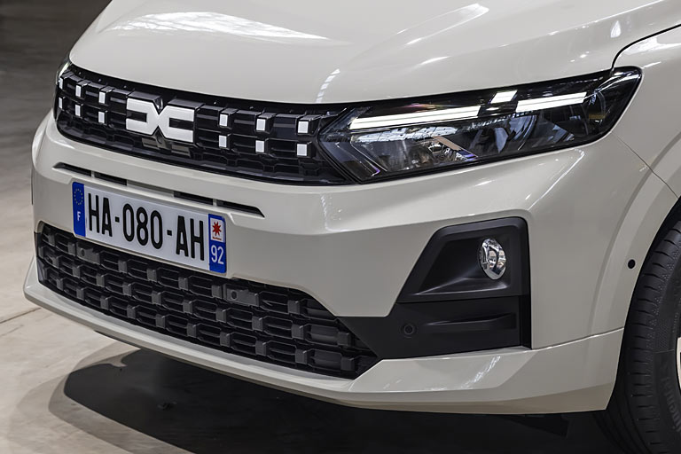 Noch einmal die neue Front im Detail. Der Khlergrill ist fortan nicht hher als die Scheinwerfer