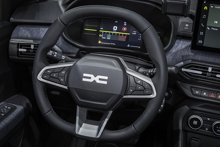 Das Lenkrad zeigt auch ein neues Design, doch die unregelmig verteilten Blindstopfen htten nicht sein mssen – am besten wegen Multimedia-Tasten dort statt in dem Renault-typischen Extra-Knubbel an der Lenksule