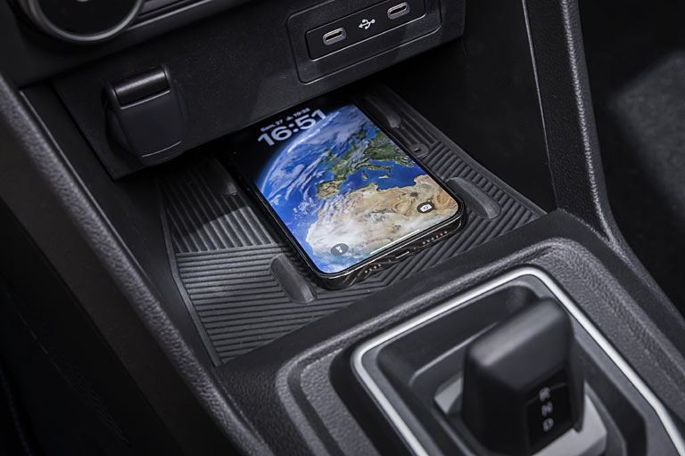 Neu ist der kleine E-Shifter fr die Automatik-Versionen (Ausnahme CVT-Variante) und der QI-Lader frs Handy, der aber nur optional in den Topmodellen verfgbar ist