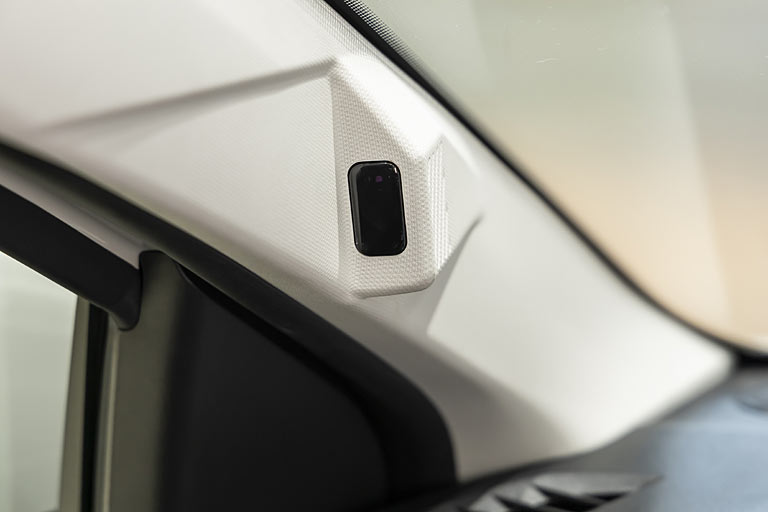 Die Technik fr die Fahrerberwachung hat Dacia nicht im Bereich des Lenkrads/Kombiinstruments verbaut, sondern sehr auffllig in der A-Sule