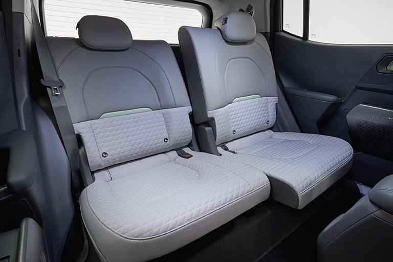 Den EV2 gibt es als F�nf- oder wie hier als Viersitzer. Letztere Variante bietet verschiebbare Sitze mit zus�tzlich verstellbarer Lehnenneigung. Das Platzangebot ist gut