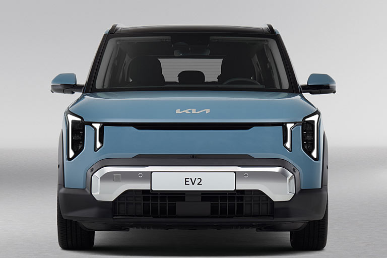 Bullige, aber nicht aggressive Front. Der Ladeanschluss sitzt vorne rechts. Die A-S�ulen sind schwarz gehalten, ebenso die angedeutete Dachreling. Stehende Au�enspiegel w�ren sicher passender gewesen