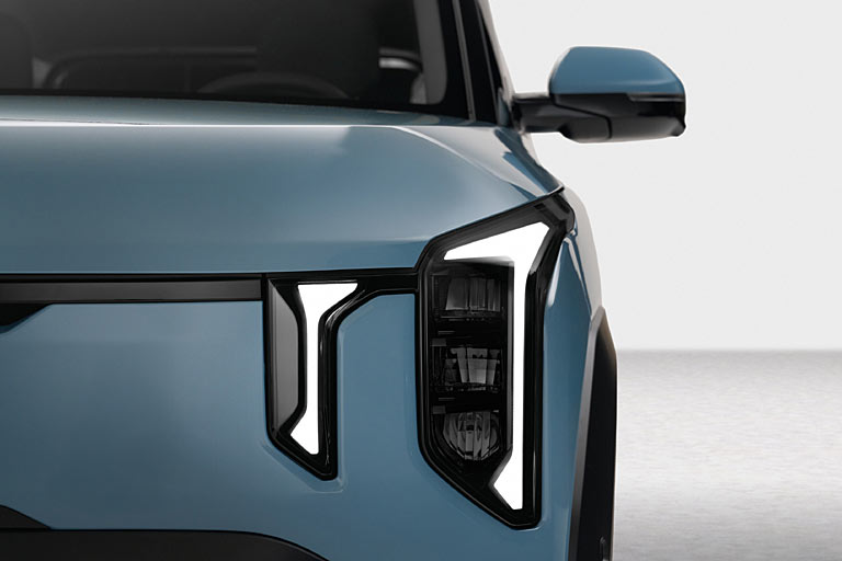 Doppelt ausgef�hrtes Tagfahrlicht im markentypischen &raquo;Star-Map&laquo;-Design. Der innere Teil fungiert als Blinker, womit beim Blinken nicht automatisch das Tagfahrlicht einseitig wird und beim Warnblinken noch Standlicht verf�gbar bleibt