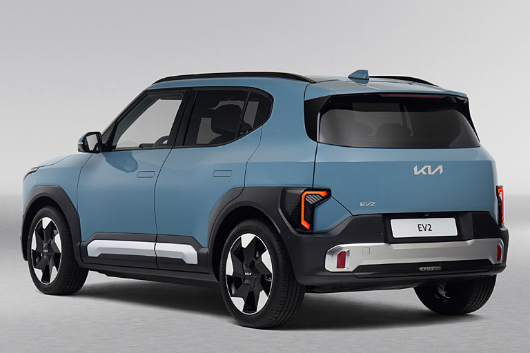 Standard sind 16-Zoll-R�der, das Fotomodell tr�gt 18-Z�ller. Die T�rgriffe klappen elektrisch heraus und sind dann manuell bedienbar