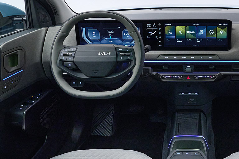 Zweispeichige Lenkr�der sind in Mode, gefallen uns aber trotzdem nicht. Es gibt gro�e T�rtaschen, aber keinen angewinkelten T�rgriff