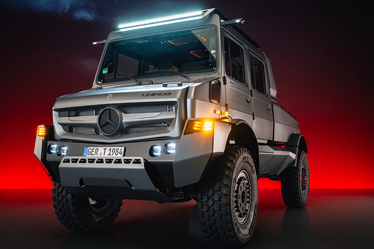 Mercedes-Benz respektive Daimler Truck hat mal wieder einen besonderen Unimog auf die Räder gestellt. Das namenslose Gefährt setzt auf matten Sonderlack, 20-Zoll-Alu-Beadlock-Felgen und eine spezielle LED-Beleuchtung