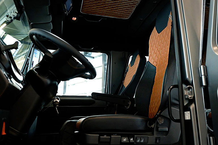 Weiter als so darf man in die Kabine nicht hineinschauen. Extra-Monitore, besondere Sitzbezüge und belederte Fußmatten gehören zum Ambiente