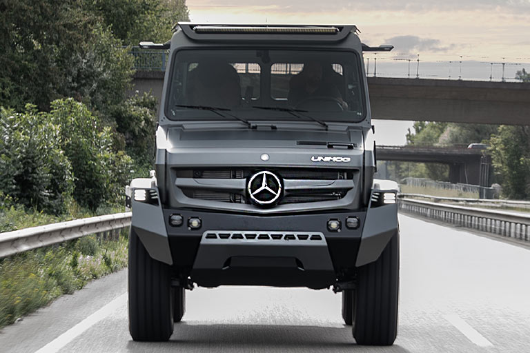 Unter der Haube arbeitet ausnahmsweise mal wieder ein Sechszylinder. Leider durften wir keine Runde drehen... 