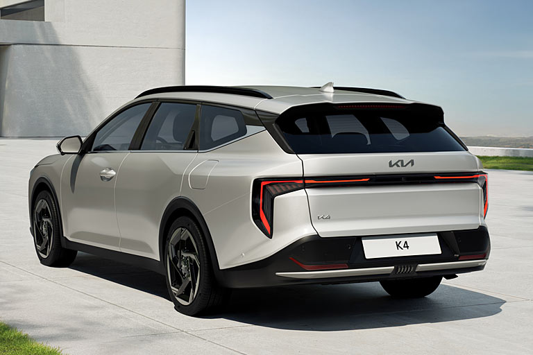 Entsprechend ergibt sich ein längerer Überhang hinten. Markentypisch sind die Rückleuchten tief angeordnet und der Heckwischer unter dem Dachkantenspoiler verborgen