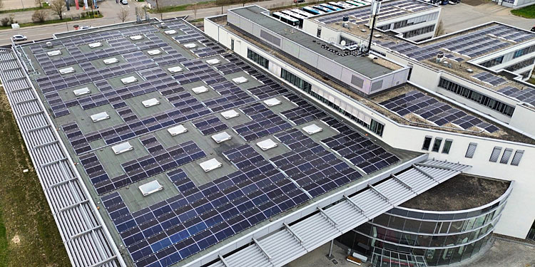 Daimler Buses nimmt PV-Anlage in Betrieb