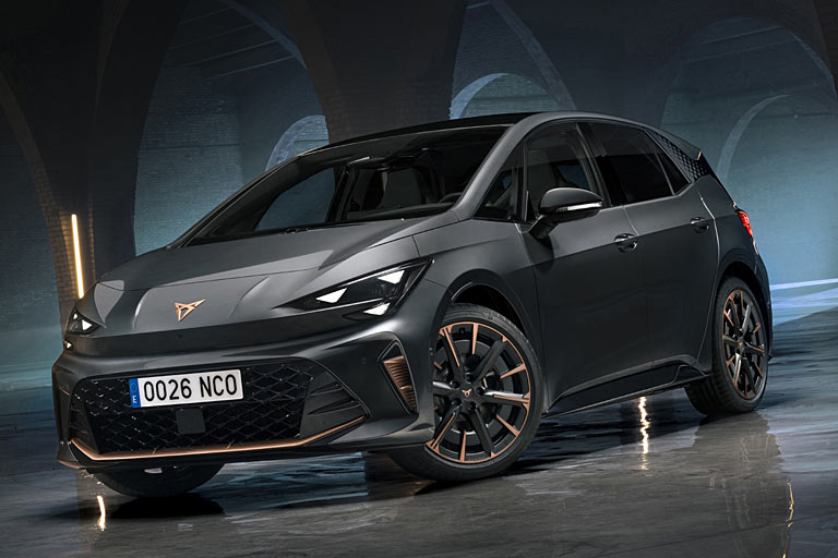 Vier Jahre nach dem Start hat Cupra dem Born ein Facelift spendiert. Es gibt das neue Markengesicht mit den drei dreieckigen Tagfahrlicht-Einheiten und eine bulligere Frontschürze. Bild zeigt das VZ-Topmodell