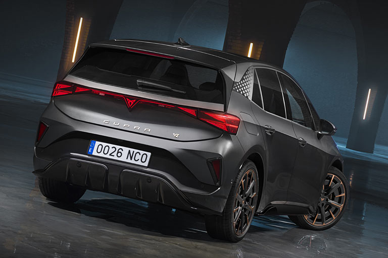 Die Lichtleiste mit dem beleuchteten Logo kennt man ebenfalls von anderen Baureihen. Auch hier gibt es eine neue Schürze mit nun vertikalen Rückstrahlern