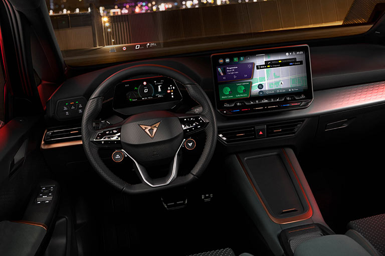 Die Änderungen im Innenraum sind wichtiger, vor allem der Ersatz des lenksäulenmontierten Mini-Displays (5,3 Zoll) durch eine große klassische Einheit (10,25 Zoll)