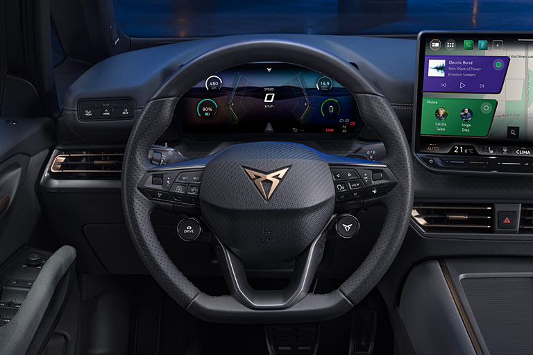 Mutmaßlich wird sie auch schönere Darstellungsmodi bieten. Das Lenkrad hat wieder echte Tasten und das sog. Lichtzentrum kümmert sich nur noch um Lichtfunktionen