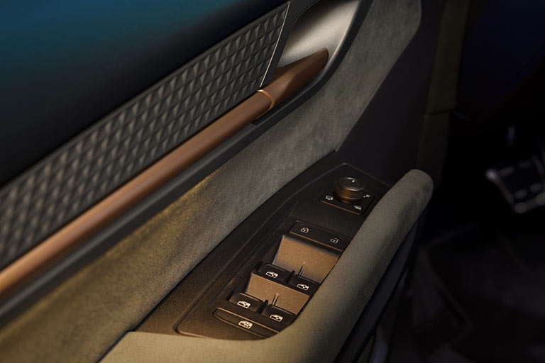 Und tatsächlich war es auch gar nicht so schwer, vier Fensterheber-Tasten zu integrieren. Die Türverkleidungen und die Türöffner hat Cupra ebenfalls aufgehübscht