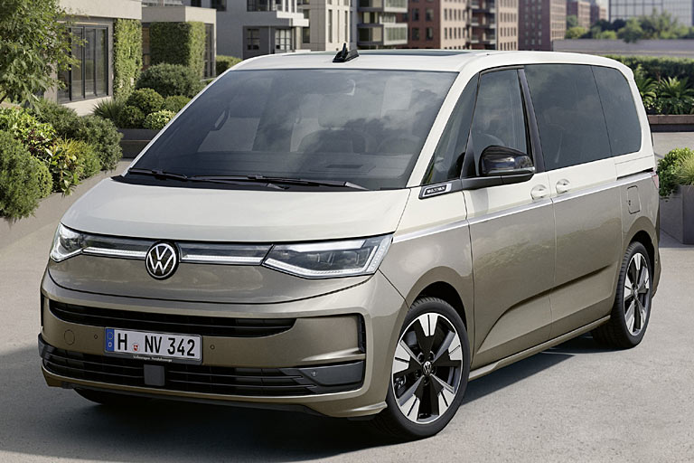 VW gibt einen ersten Ausblick auf das Facelift des Multivan. Kennzeichen sind eine schönere Frontschürze, eine geänderte Lichtsignatur sowie neue Räderdesigns und Farben