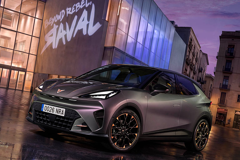 Gestatten, Cupra Raval. Nach unzähligen Appetithäppchen zeigt sich der kleine Stromer jetzt erstmals in voller Pracht – aber ausschließlich als VZ-Topmodell