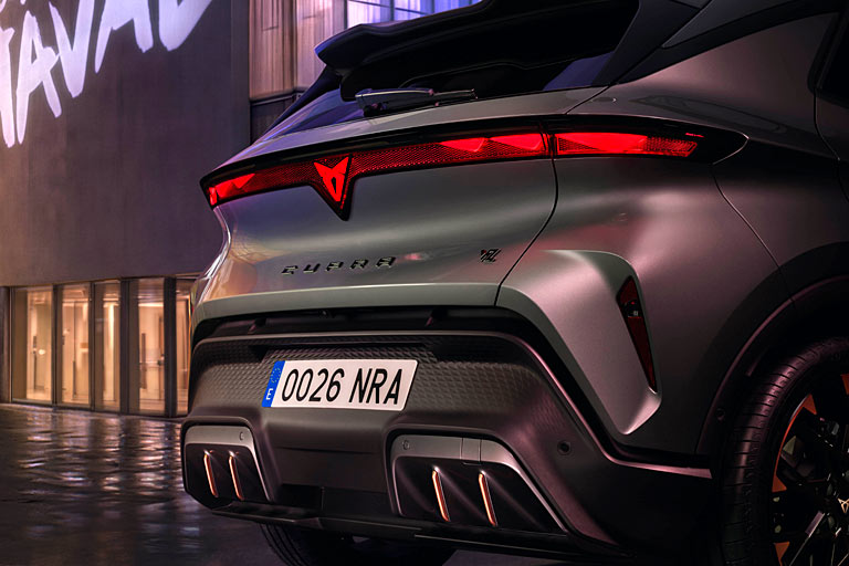 Der VZ trägt optisch dick auf. Das Topmodell leistet 226 PS, kommt aber selbst nach der Norm keine 400 Kilometer weit