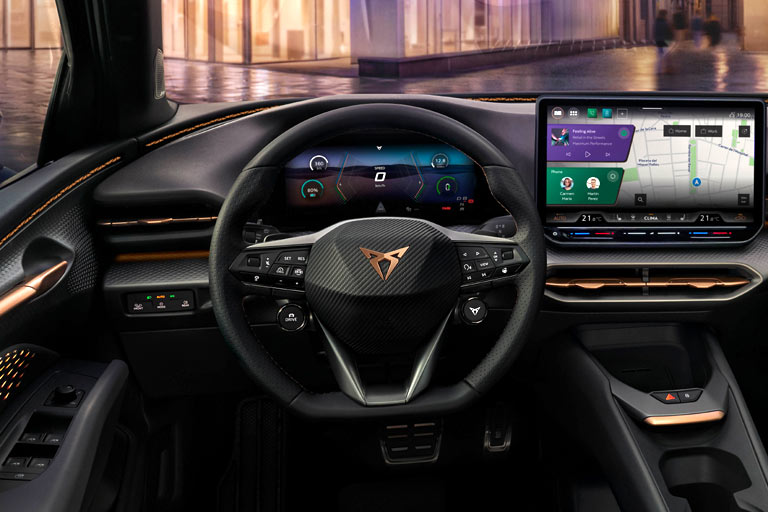 10,25-Zoll-Kombiinstrument, 12,9-Zoll-Zentralbildschirm, viel aufwändig inszeniertes Ambientelicht, echte Lenkradtasten und klassisches Türöffner: Vieles (leider nicht alles) ist hier gut umgesetzt