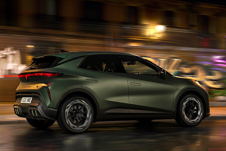 Irgendwann wird der Raval mit karger Ausstattung und Reichweite ab 26.000 Euro zu haben sein, zum Start beginnen die Preise bei über 37.000 Euro. Das Topmodell steht mit über 46.000 Euro in der Liste...