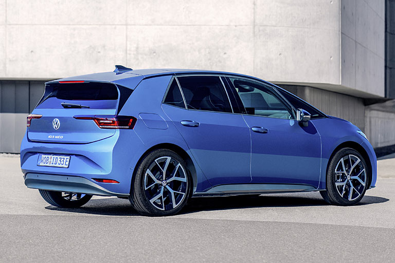 Endlich gibt es die Heckklappe nicht mehr in jeder Farbe, wenn es denn schwarz sein darf, sondern ganz normal in Wagenfarbe. Auch das Dach und die A-Säulen sind jetzt entsprechend farbig