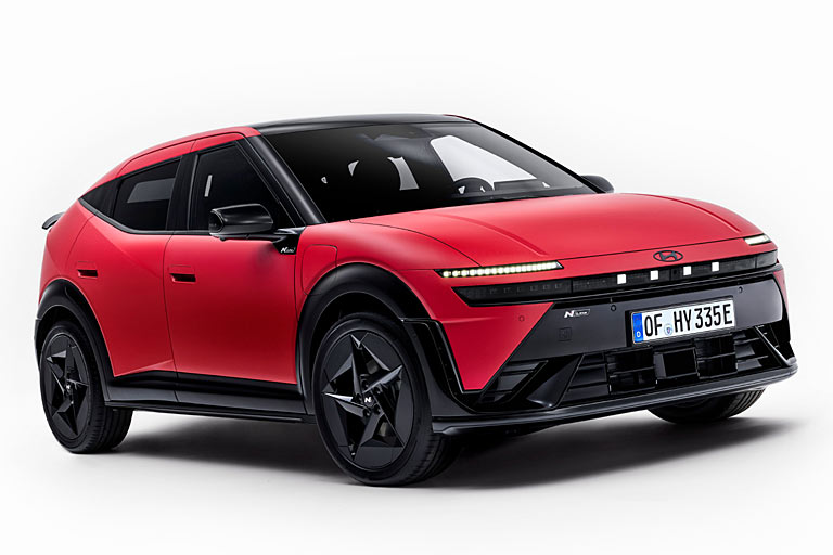 Gestatten, Hyundai Ioniq 3. Das neueste Elektroauto der Koreaner wurde in Rüsselsheim entwickelt und läuft in der Türkei vom Band. Mit 4,16 Metern sortiert es sich zwischen Kleinwagen und Kompaktklasse ein