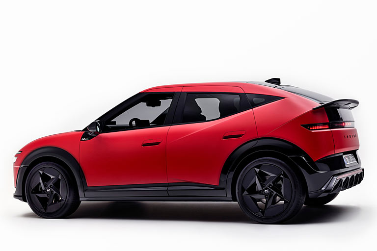 Bisher gibt es nur Bilder der aufgebrezelten &raquo;N-Line&laquo;. Das Design ist insgesamt auffällig. Zur flachen Front kommt ein spitz auslaufendes Fensterband und &raquo;