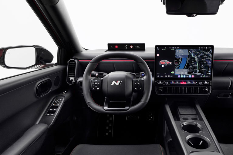 ... dient so auch als Ersatz für ein Head-up-Display. Der zentrale Monitor ist bis zu 15 Zoll groß, darunter gibt es eine Reihe physischer Schalter und Regler für Temperatur, Gebläse, Lautstärke & Co.