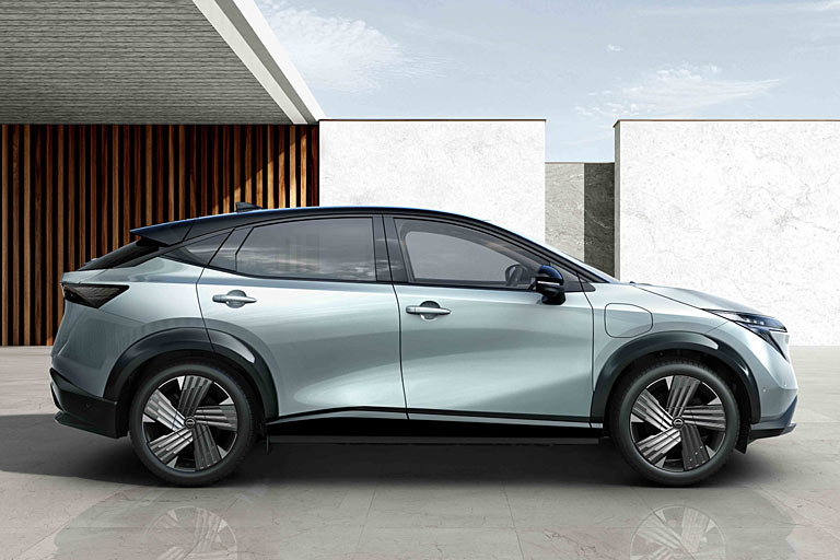 Die Seitenansicht bleibt abgesehen von diesen neuen, nun 20 Zoll großen Serien-Rädern unverändert. Nissan bietet nur noch eine Bicolor-Lackierung an und hat insgesamt die Farbauswahl reduziert 