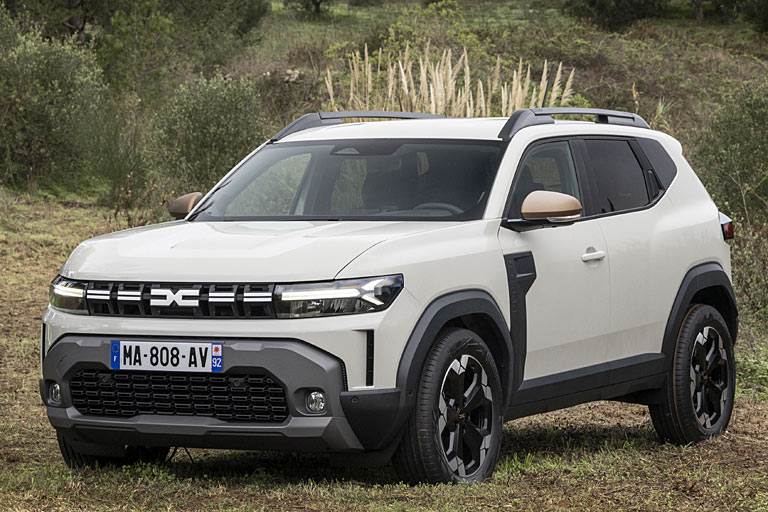 Wichtigster Konkurrent von außerhalb des Konzerns dürfte der erfolgreiche Dacia Duster sein, den es allerdings nicht als E-Modell gibt (aber mit Allradantrieb)